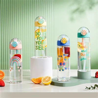 Como posso verificar se uma garrafa de bebida infantil com canudo não está va...