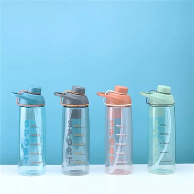 Garrafa de água plástica isolada