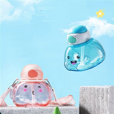 Crianças bebem garrafa com palha